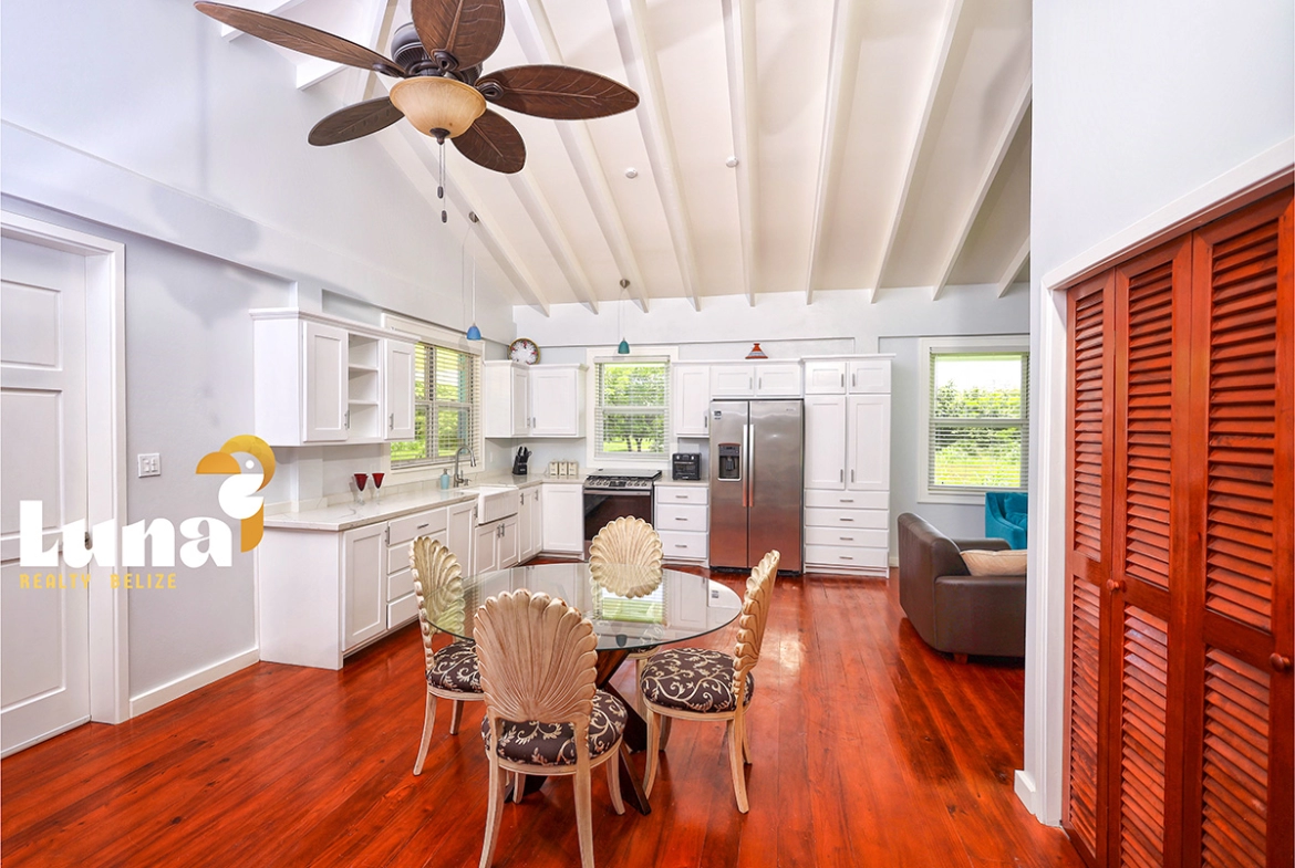 Casa Blanca - Living room and kitchen