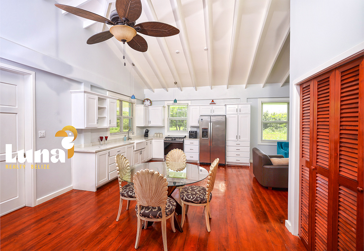 Casa Blanca - Living room and kitchen